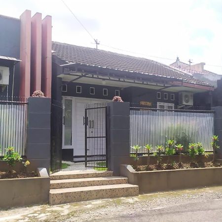 פורווקרטו Endah Homestay Syariah מראה חיצוני תמונה